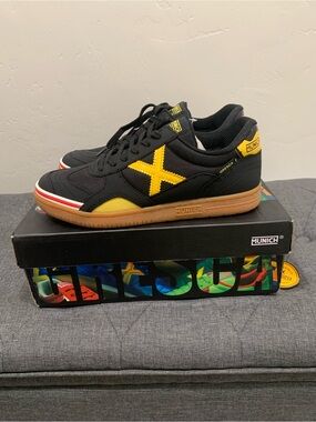 Munich Gresca Size EU 40 (≈26.4 cm) Futsal Indoor
Soccer (Imported from Spain)